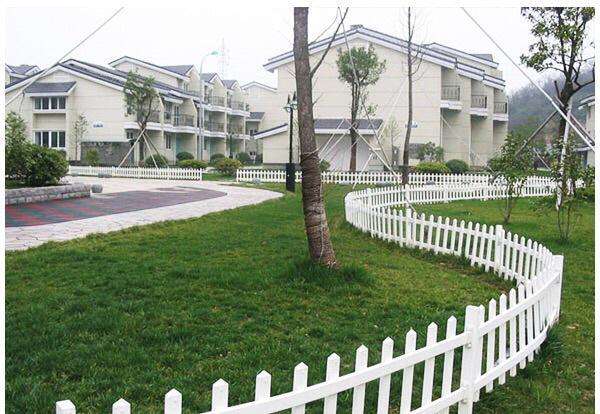 形成各種流暢曲線的鋅鋼草坪護欄