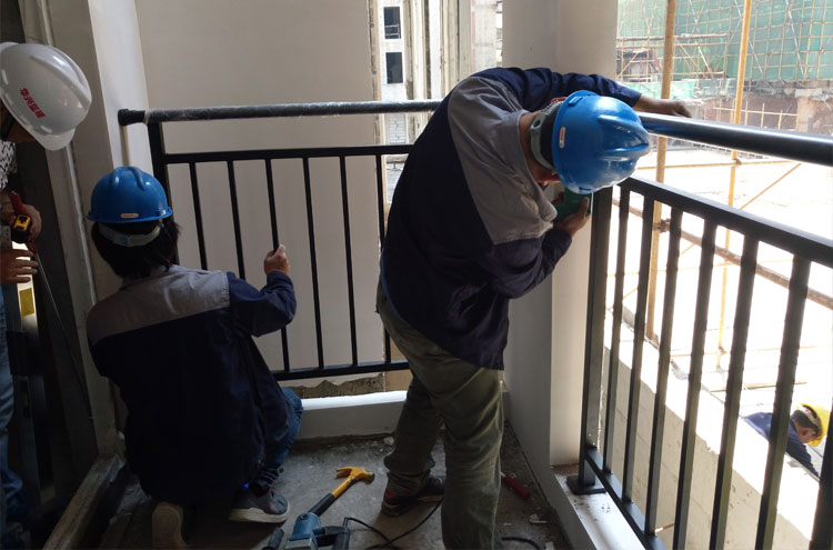 鋅鋼陽(yáng)臺(tái)護(hù)欄包工安裝現(xiàn)場(chǎng)圖