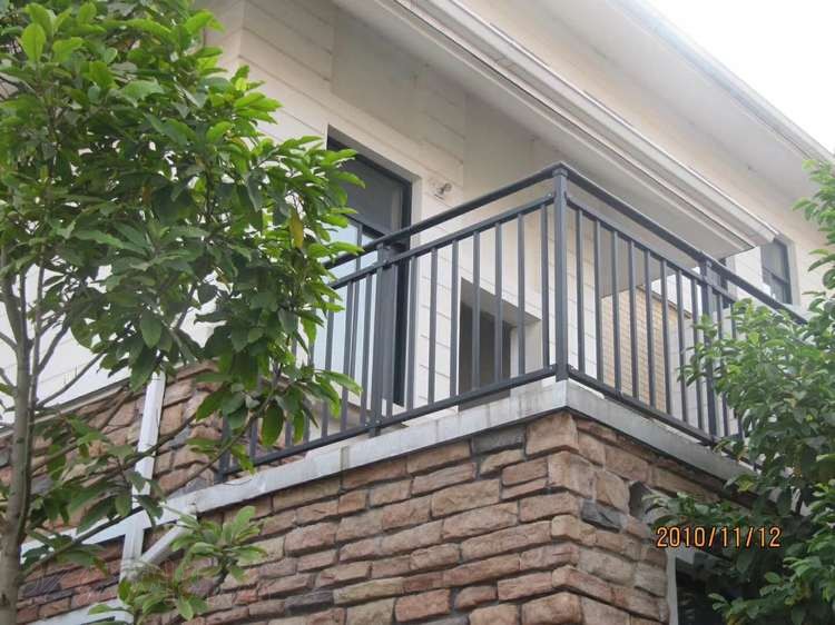 鋅鋼陽(yáng)臺(tái)欄桿實(shí)拍照片