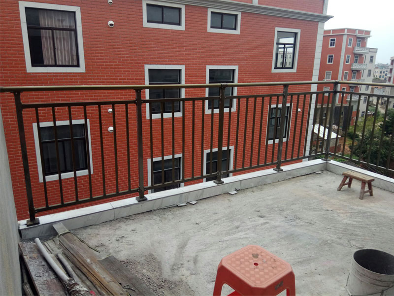 鋅鋼陽臺護(hù)欄廠家詳細(xì)解析護(hù)欄安裝步驟
