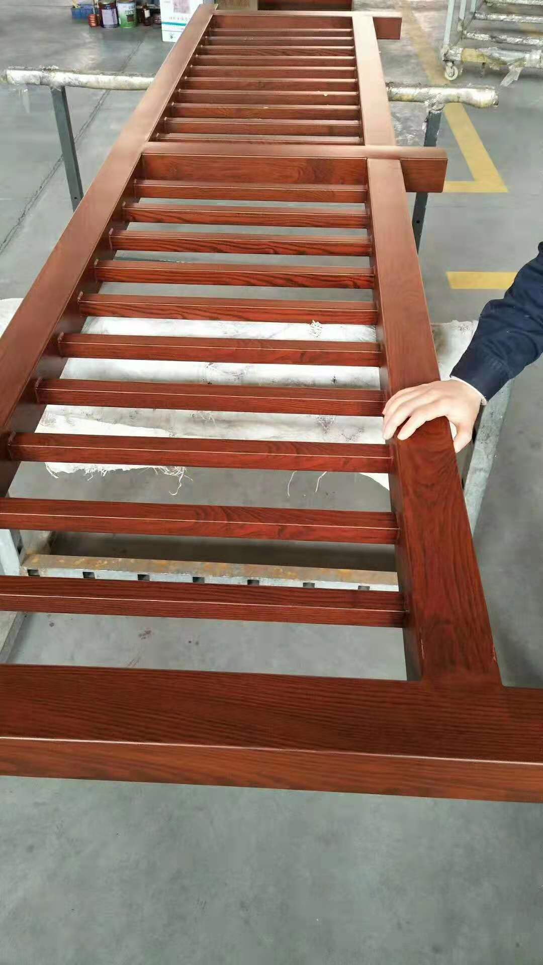 木紋鋅鋼護欄出廠前組裝圖