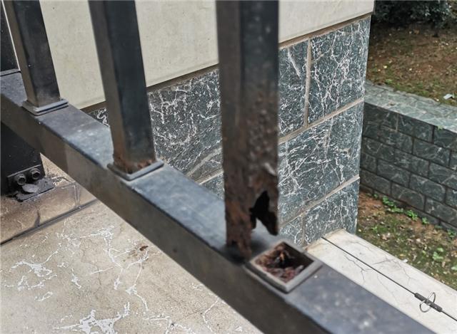 使用一段時間的鋅鋼護欄圖片