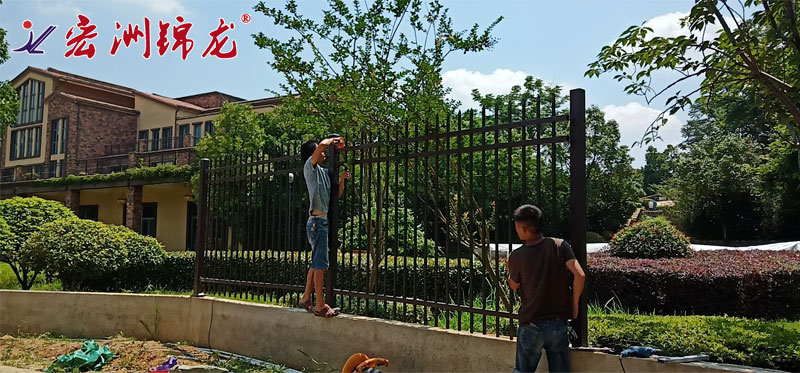 安裝社區(qū)綠化帶鋅鋼圍欄的好處有哪些