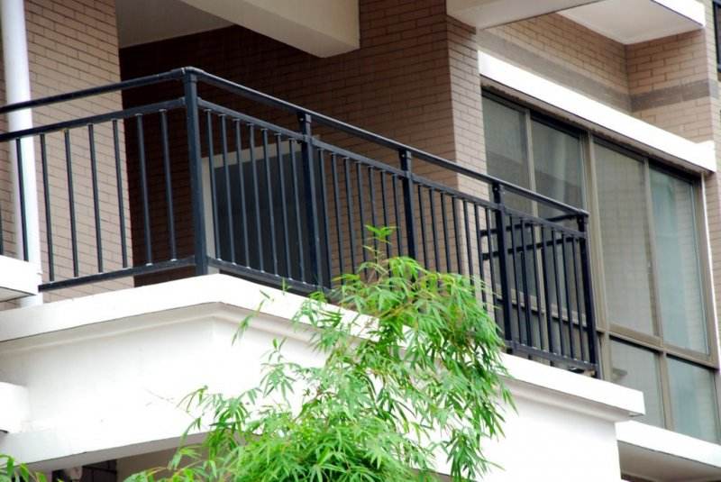 陽臺護(hù)欄是鐵的怎么辦